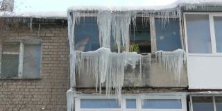 废弃的老房子和阳台，在冬天有大量融化的冰柱。