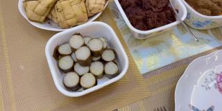 马来西亚当地的传统食物，如腊糕、腊糕、腊糕等在开斋节期间吃或称为开斋节