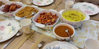 马来西亚当地的传统食物，如腊糕、腊糕、腊糕等在开斋节期间吃或称为开斋节