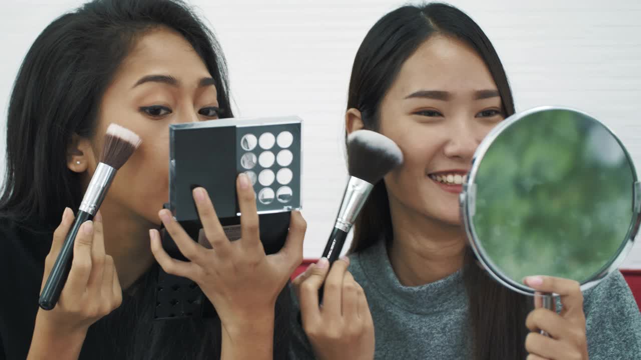 两个亚洲女人在家里化妆