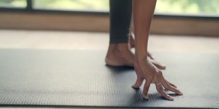 4K亚洲女人独自在家练瑜伽。