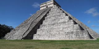 墨西哥奇琴伊察的库库尔坎埃尔卡斯蒂略玛雅金字塔。