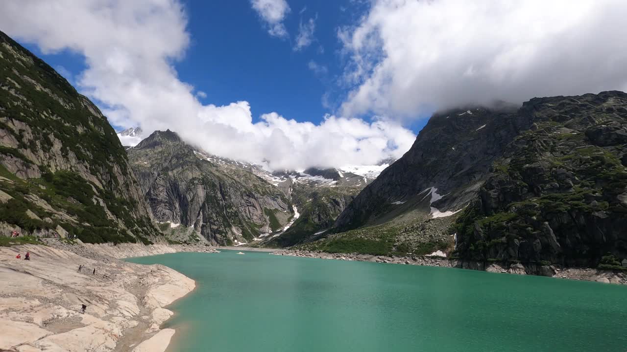 瑞士风景如画的山和湖的全景时间流逝