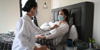 居家护理专家在封锁期间探望了一名亚洲妇女