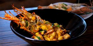 豪华餐厅新鲜龙虾配蔬菜和腰果