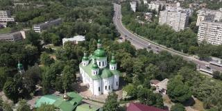 基辅。乌克兰:基辅的圣西里尔教堂。乌克兰。鸟瞰图