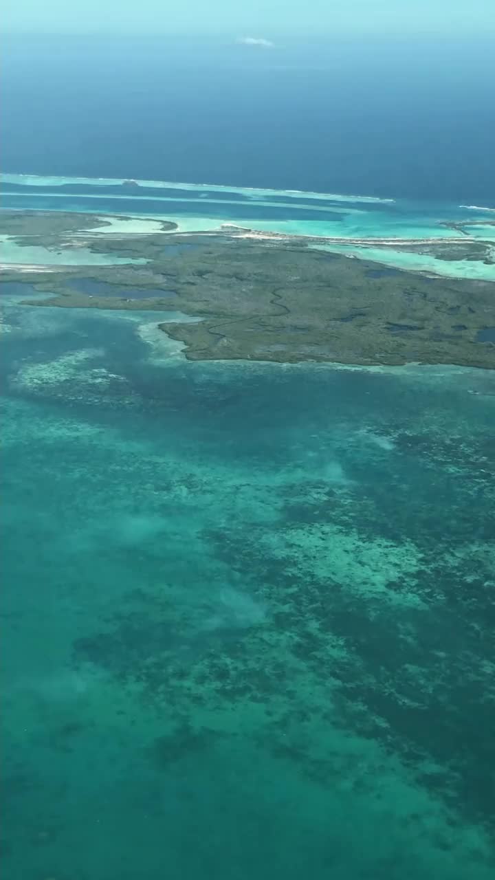 热带加勒比珊瑚礁的海景从塞斯纳驾驶舱内