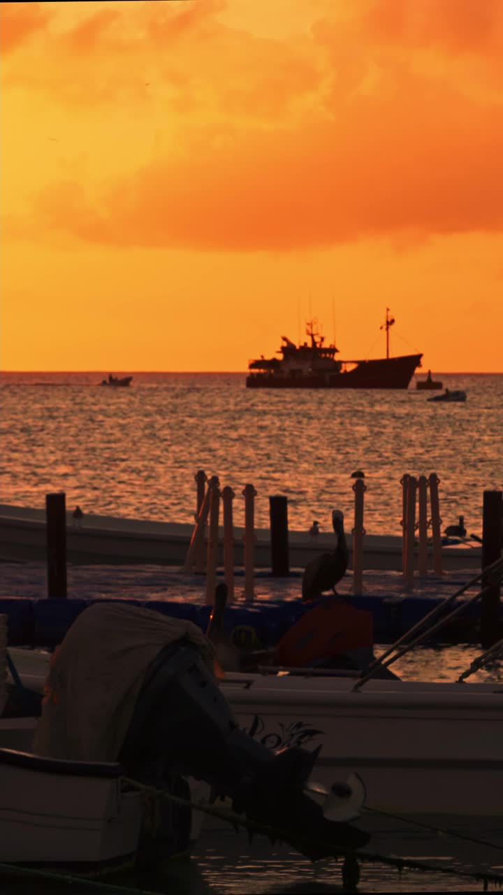 加勒比海岛屿的日落，停泊着渔船