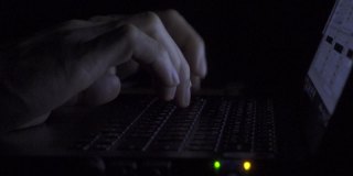 在光线较暗的情况下，利用屋内网线的光线敲打笔记本电脑的键盘