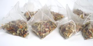 一组微型塑料茶袋花果凉茶