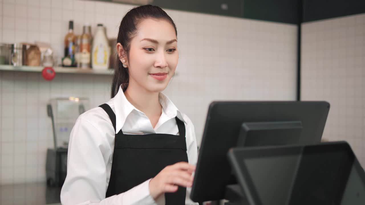 亚洲女咖啡师员工与网上订餐的顾客视频通话