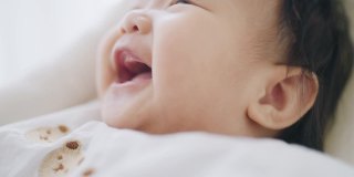 亚洲宝宝幸福欢笑。