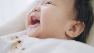 亚洲宝宝幸福欢笑。视频素材模板下载