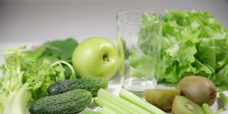 健康理念，绿色抗氧化有机蔬菜，水果和草药和新鲜的冰沙。放在白色的木桌上。与复制空间。