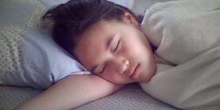 睡在床上的亚洲少女