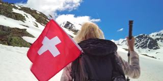 在瑞士拿着登山杖的女孩