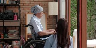 坐轮椅的癌症患者在私人家中接受康复治疗。