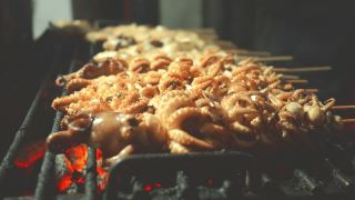 泰国菜，烤鱿鱼串视频素材模板下载