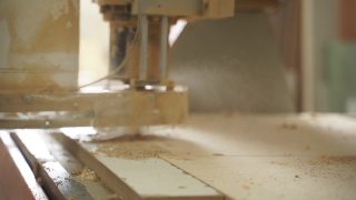 一个木工机器的生产机制特写。在铣床上锯木头的工作过程视频素材模板下载
