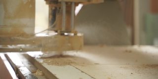 一个木工机器的生产机制特写。在铣床上锯木头的工作过程