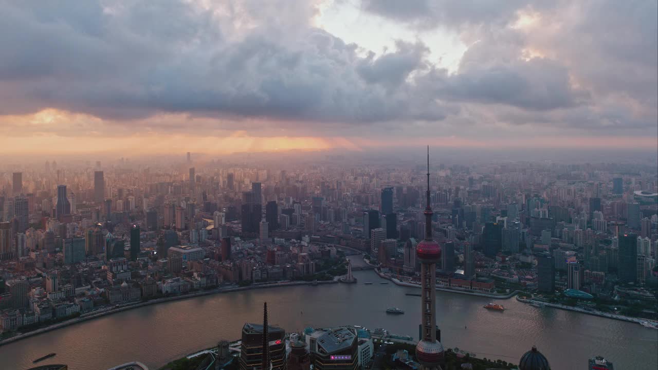 日落黄昏的上海时间流逝，俯瞰上海天际线，云朵飘动，阳光魔术般地投射在建筑物上，4k镜头，b卷拍摄。