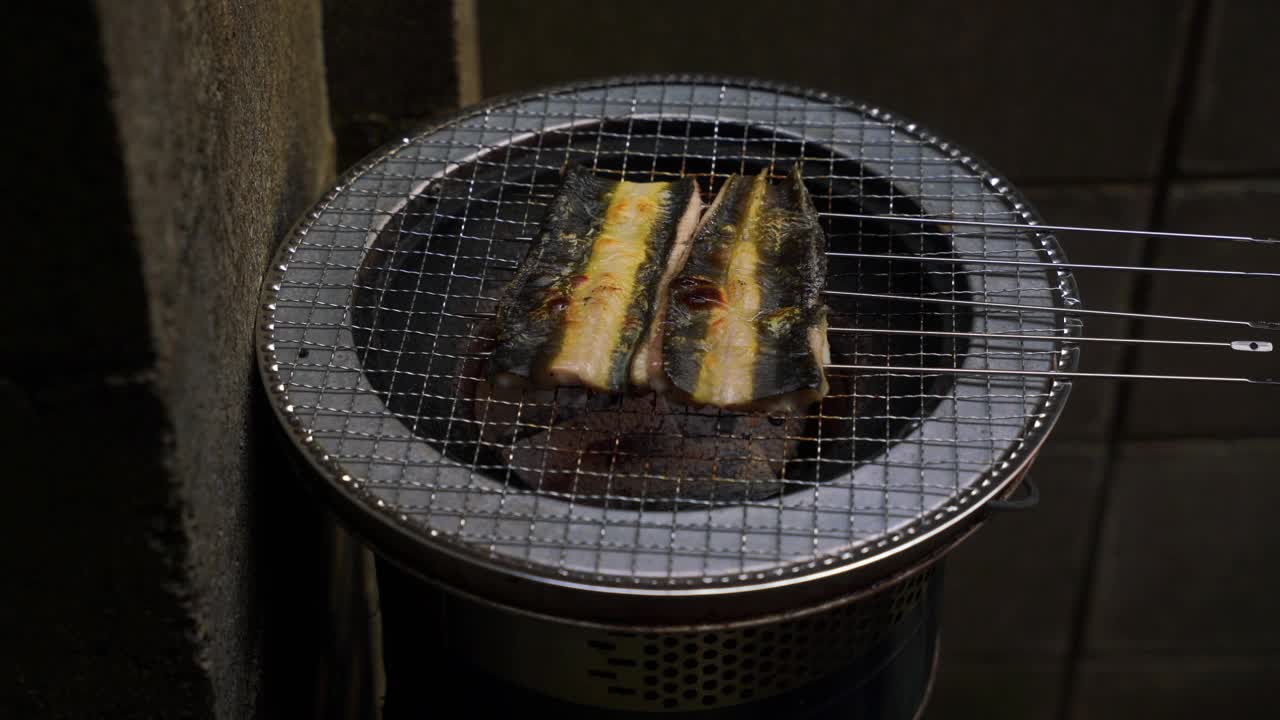 在日本，人们习惯在炎热的夏天吃鳗鱼，并拍下鳗鱼在木炭上烧烤的照片。