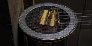 在日本，人们习惯在炎热的夏天吃鳗鱼，并拍下鳗鱼在木炭上烧烤的照片。