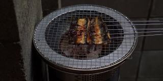 在日本，人们习惯在炎热的夏天吃鳗鱼，并拍下鳗鱼在木炭上烧烤的照片。
