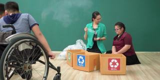 十几岁的唐氏综合症女孩学习分类回收废物，她自己组织残疾学生轮椅小组，亚洲美丽的女教师教塑料饮用水可以重复利用的感觉幸福，积极的情绪。
