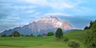 2018年5月13日，瑞士皮拉图斯山的霍村。缩放皮拉图斯山，云漂浮在山附近。皮拉图斯山的延时视频。