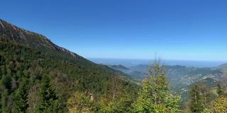 土耳其黑海地区特拉布宗市萨尔帕扎里地区山村的画面。阳光明媚的日子里，美丽的自然景色。