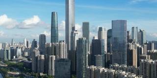 广州珠江新城摩天大楼的倾斜视图