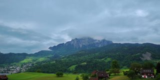 2018年5月13日，瑞士皮拉图斯山的霍村。缩放皮拉图斯山，云漂浮在山附近。皮拉图斯山的延时视频。