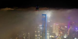 中国，平流层云上的上海摩天大楼