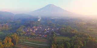 空中拍摄的印尼乡村景观与萨姆宾山在早晨