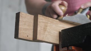 木匠用手刨刨橡木木板。木工车间。木工的艺术手工木工工具的声音视频素材模板下载