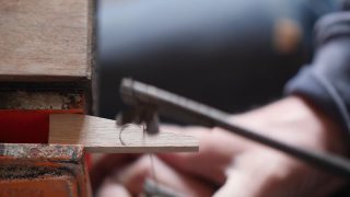 木匠用手工拼板切割一块木头。木工车间里的木雕。木工的艺术手工木工工具的声音视频素材模板下载