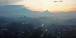航拍的印度尼西亚乡村景观与一些山在surise时间