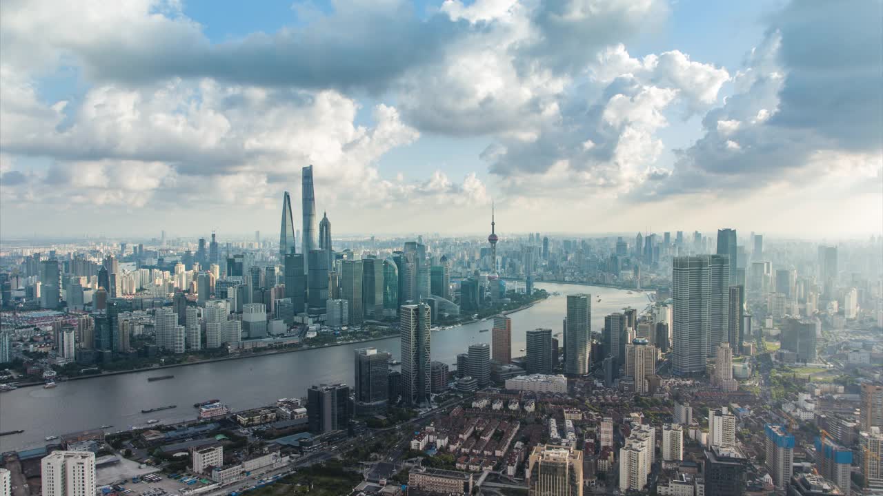 无人机拍摄:4K天空下上海天际线鸟瞰图