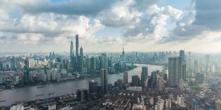 无人机拍摄:4K天空下上海天际线鸟瞰图
