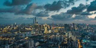 无人机拍摄:4K空中俯瞰上海天际线，夜景。