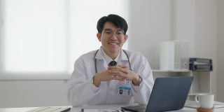 肖像大头照快乐微笑亚洲男子医生医务工作者。