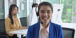 亚洲妇女呼叫中心支持客户的视频通话服务
