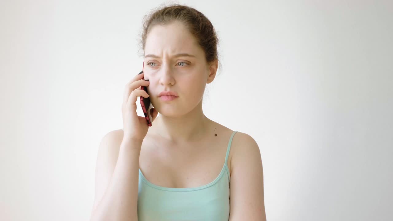女孩在电话里和某人感情用事地争吵。