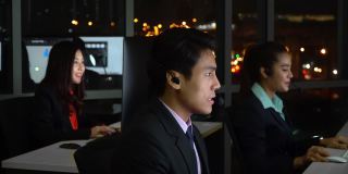 4K群男女客服呼叫中心晚上戴耳机与客户通话