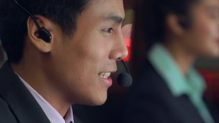 4K群男女客服呼叫中心晚上戴耳机与客户通话视频素材模板下载