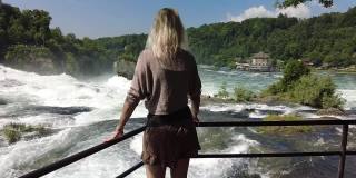 女人在莱茵瀑布瀑布