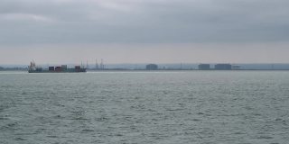 一艘小型货船正驶往泰晤士河口。从绍森德码头的尽头