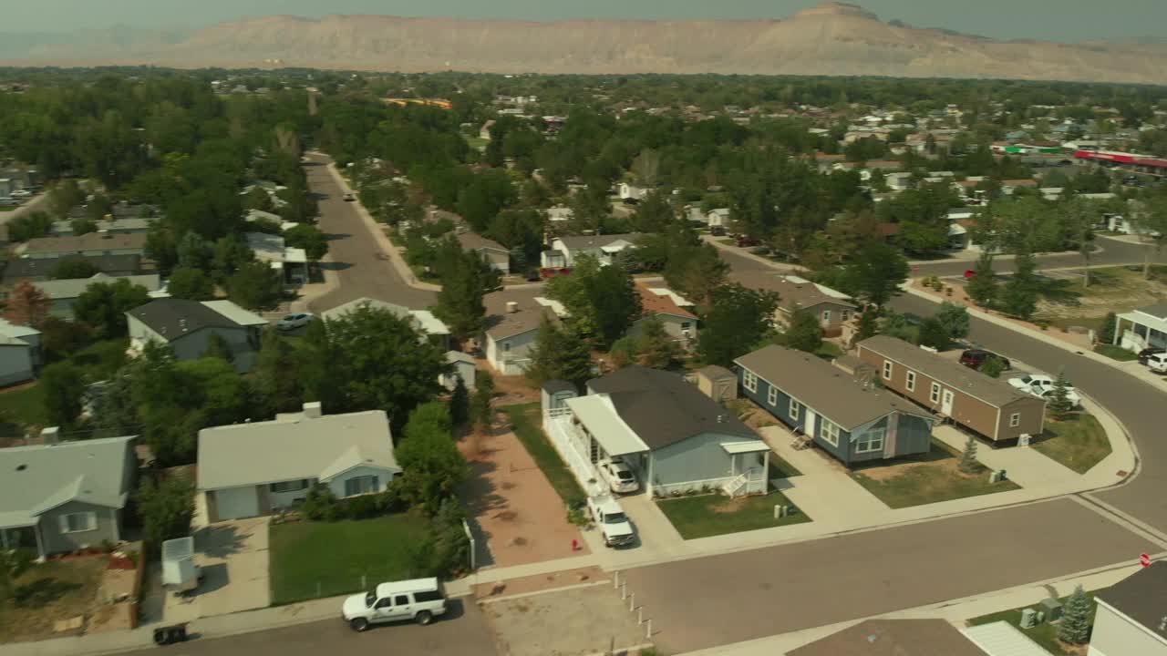 Ariel View of Neighborhood Street Lined with预制房屋4K视频