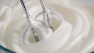 用搅拌器准备奶油视频素材模板下载